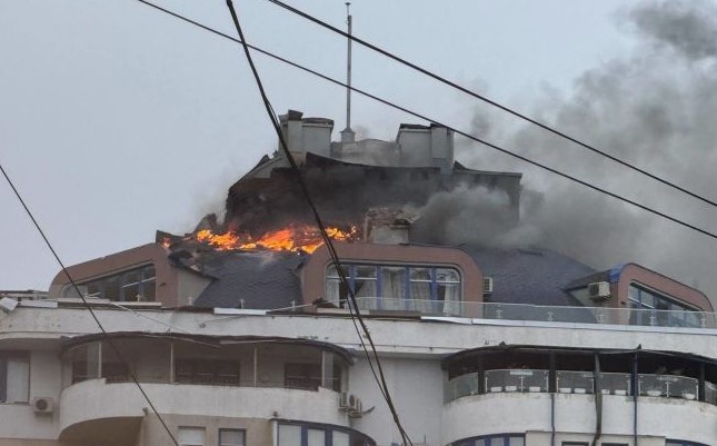 В Одесі дрон влучив у дах багатоповерхівки: є постраждалі, серед них дитина В Одесі дрон влучив у дах багатоповерхівки: є постраждалі, серед них дитина